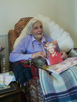 Mrs gladys may Owen 100 oed ar 22 May 2003.