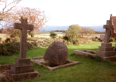 Glacial erratic boulder marking the grave of Sir Andrew Ramsey. Photo: © D. Perkins.