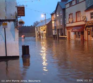 Castle Street in Beaumaris flooded on the evening of 22nd October 2004. Click to see larger image. 