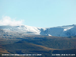 Snow between C. Llewelyn & C. Dafydd under blue sky.