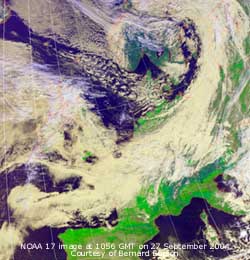 Low E Norwegian Sea (985 mb) now filling with frontal cloud from the Baltic to N france and low stratiform cloud over the UK. 
